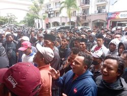 Masyarakat Madura Gruduk Office CIMB Niaga Finance Surabaya. Aksi Ricuh Tuntutannya Tidak Dipenuhi