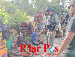 LAGI !!!! SATGAS YONIF R 514 KOSTRAD BESERTA APKAM GABUNGAN TNI-POLRI EVAKUASI 33 ORANG MASYARAKAT DISTRIK PARO.