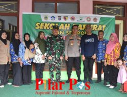 Kapolres Bersama Dandim 0822 Bondowoso Berikan Bantuan Peralatan Sekolah Bagi Siswa Sekolah Korban Banjir Ijen