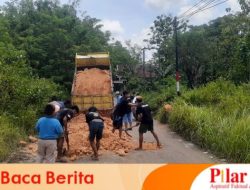 Ruas Jalan Kabupaten Sampang Kotah-Tambelangan Rusak, Masyarakat Dan Koramil Kembali Tambal Jalan Berlubang Dengan Sirtu