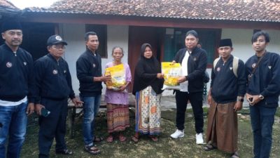 Peduli Terhadap Warga Sampang Yang Kurang Mampu, AWAS Bagikan Paket Sembako di HUT Yang Ke-1