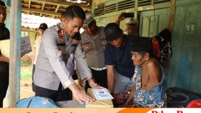 Meski Lewati Jalan Berbatu Dan Berlumpur, Tak Menghalangi Niat Baik Kapolres Sampang Berikan Bantuan Kepada Kakek Yang Sempat Virall