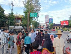 Crew Redaksi Mitrabangsa Bagikan 250 Takjil Ramadhan 1444 H di Depan Masjid Jamik Sumenep Madura