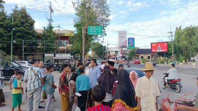 Crew Redaksi Mitrabangsa Bagikan 250 Takjil Ramadhan 1444 H di Depan Masjid Jamik Sumenep Madura