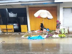 Pasar Waru Jadi Genangan Air Hujan