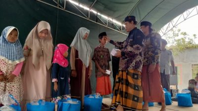 Salurkan Beras Hasil Bumi Tanah Pecaton, Pemdes Banyumas Sampang Berikan Santunan Anak Yatim Dan Kaum Dhuafa