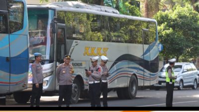 Kapolres Bondowoso Memberangkatkan 5 Bus Dalam Giat Arus Balik Lebaran 1444. Hijriah