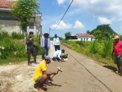 Antusias Warga Bergotong Royong Perbaiki Jalan Berlubang