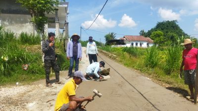 Antusias Warga Bergotong Royong Perbaiki Jalan Berlubang