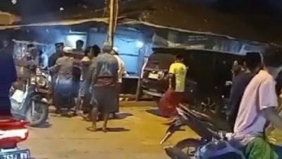 Video Virall ! Anggota DPRD Sampang Terlibat Cekcok Dengan Tomas di Depan Pasar Tambelangan