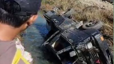 Diduga mengantuk Pengemudi Pick Up Menabrak Tumpukan Tanah di Pinggir Jalan