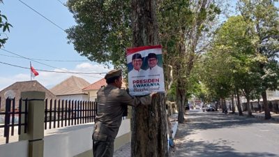 Jaga Keindahan Kota, SATPOL-PP Bondowoso Menertibkan Spanduk dan Banner