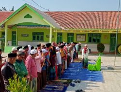 Ratusan Masyarakat Sholat Istisqa di Halaman Yayasan Khoirul Abror Plakpak