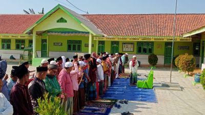 Ratusan Masyarakat Sholat Istisqa di Halaman Yayasan Khoirul Abror Plakpak