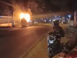 Sebuah Mobil Isuzu ELF Terbakar Tiba- Tiba Terbakar di Pinggir Jalan Maesan Bondowoso