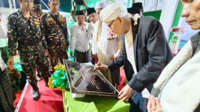 Rais ‘Aam PBNU KH Miftahul Akhyar Resmikan Langsung Gedung MWCNU di Tambelengan Sampang