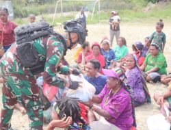 Jumat Berkah Satgas Yonif 330 Tri Dharma,Bagikan  Sembako dan Terpal Untuk Warga Kampung Bazemba