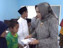 Ketua Dharma Wanita Persatuan PDAM Bondowoso, Memberikan Bantuan Pada Anak Yatim