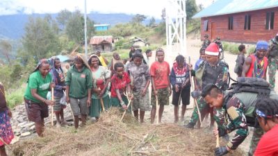 Kebersamaan Satgas 330 dan Warga Kampung Bazemba, Bakar Batu Rayakan Natal dan Menyambut Tahun Baru 2024