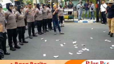 Belum Ada Kepastian Hukum Laporan Dugaan Penggelapan Dana Bansos Desa Gunung Eleh, Sejumlah Aktivis Demo Polres Sampang 