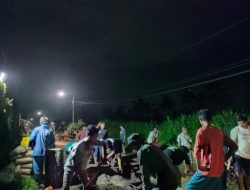 Warga Desa Gambangan Kecamatan Maesan Berjibaku  Memperbaiki Jalan  Yang  Sudah Lama Rusak Parah Dengan Anggaran Swadaya Masyarakat