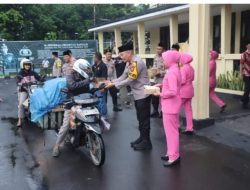 Berkah Ramadhan, Polres Bondowoso Bagikan Takjil Kepada Pengendara