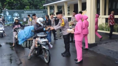 Berkah Ramadhan, Polres Bondowoso Bagikan Takjil Kepada Pengendara