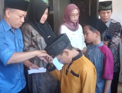 *Kepala Desa Kemiri Bagi-bagi Santunan untuk Anak Yatim di Rumahnya*