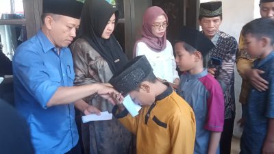 *Kepala Desa Kemiri Bagi-bagi Santunan untuk Anak Yatim di Rumahnya*