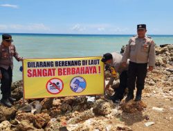 Pasang Banner Himbauan, Polisi Ingatkan Masyarakat Tidak Berenang di Pantai Pamekasan