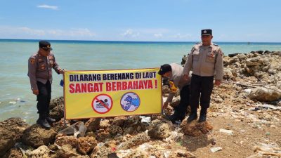 Pasang Banner Himbauan, Polisi Ingatkan Masyarakat Tidak Berenang di Pantai Pamekasan