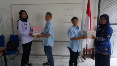 Pembagian Modul Buku Dukung Pendidikan S1 Agribisnis Bagi Warga Binaan Lapas I Madiun