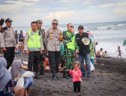 Cegah Laka Laut Pada Lebaran Ketupat Sinergitas TNI – Polri Beri Pengamanan di Pantai Watu Pecak Lumajang