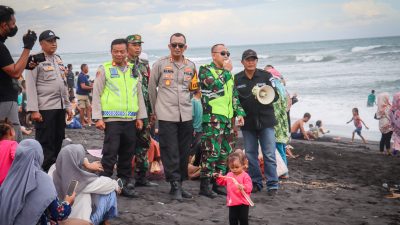 Cegah Laka Laut Pada Lebaran Ketupat Sinergitas TNI – Polri Beri Pengamanan di Pantai Watu Pecak Lumajang