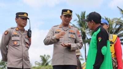 *TNI-Polri dan Warga Lumajang Gotong Royong Bangun Jembatan Darurat Pasca Banjir Lahar Dingin Gunung Semeru*