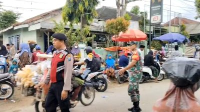 Sinergi TNI – Polri, Lakukan Pamturlalin di Pasar Waru Pamekasan Lancar Terkendali