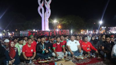 Nobar Pertandingan Indonesia Melawan Uzbekistan, Kapolres Berbaur Dengan Masyarakat Pamekasan