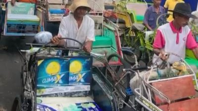 Bos Rokok HJS Bagikan Ratusan Paket Sembako dan Uang Tunai ke Abang Becak Pamekasan