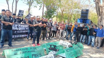 Tolak Revisi RUU Penyiaran, Jurnalis Sampang Demo DPRD Tuntut Bubarkan KPI