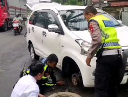 Cepat Dekat dan Bersahabat Polisi Bantu Pengendara yang Kesulitan Saat Ban Mobilnya Bocor di Jalan Raya Lumajang