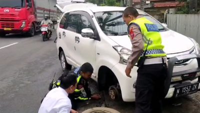 Cepat Dekat dan Bersahabat Polisi Bantu Pengendara yang Kesulitan Saat Ban Mobilnya Bocor di Jalan Raya Lumajang