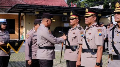 Kapolres Pimpin Upacara Serah Terima 8 Jabatan Polres Blitar Kota