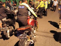 “Balap liar”, Polisi Giring Puluhan Motor dan Pengendaranya Dengan Berjalan Kaki Ke Polres Pamekasan