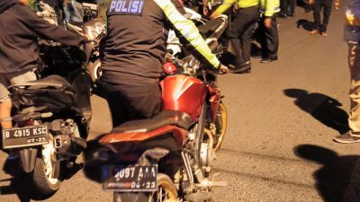 “Balap liar”, Polisi Giring Puluhan Motor dan Pengendaranya Dengan Berjalan Kaki Ke Polres Pamekasan