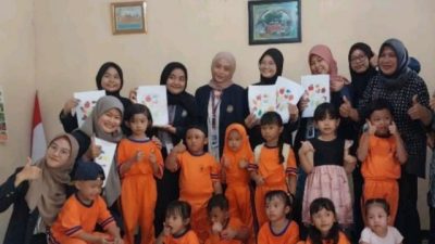 Dalam Rangka Selesaikan Tugas KKN, Mahasiswa Unesa Surabaya Bersentuhan Langsung Dengan Masyarakat Dan Anak Usia Dini