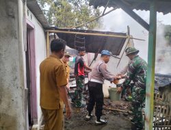 Personil Polsek Cermee Bersama TNI berjibaku Memadamkan Api Dalam Kebakaran Rumah di Desa Suling Kulon