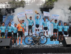 Kapolda Jatim Serahkan Medali Untuk Para Juara Tour de Panderman di Kota Batu