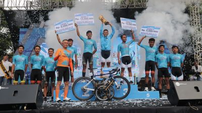 Kapolda Jatim Serahkan Medali Untuk Para Juara Tour de Panderman di Kota Batu