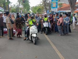 Polwan Polres Pamekasan Menjadi Ojek Gratis Calon Jemaah Haji Lansia