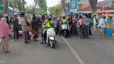 Polwan Polres Pamekasan Menjadi Ojek Gratis Calon Jemaah Haji Lansia